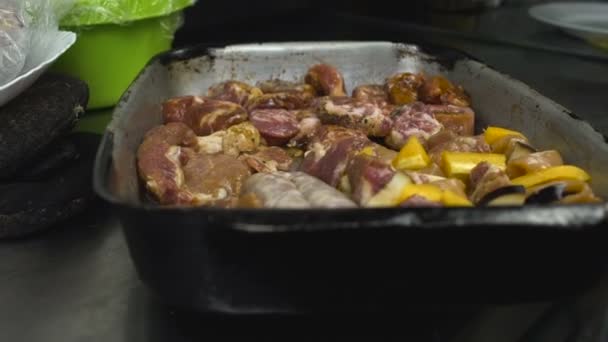 Trozos crudos de carne de cerdo y ternera, filete de pollo para freír en la parrilla de la barbacoa o en el horno en el restaurante de la cocina — Vídeo de stock