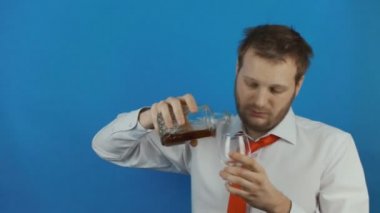 Alkol kavramını kullanın bozukluğu veya alkolizm, tıraşsız sakallı ve dikkatsiz adam, kırmızı kravat, mavi arka plan chromakey üzerinde çekim studio ile beyaz gömlek giymiş beyaz erkek
