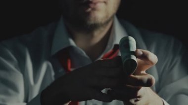 yolsuzluk, rüşvet alan, karanlığın içinde uyuşturucu satış ticaret tarafından yasadışı iş kavramı