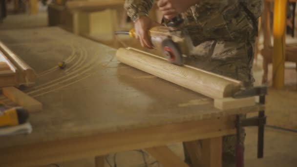 Μαραγκός ή ξυλουργός γυαλίζει το ξύλινο μέρος των επίπλων με εύχρηστο μηχάνημα λείανσης — Αρχείο Βίντεο