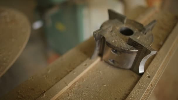 Centrarse en el taladro para trabajar o procesar piezas de madera y detalles en el taller — Vídeos de Stock