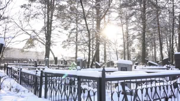 Vinter kyrkogården en solig frostig dag, memorial — Stockvideo