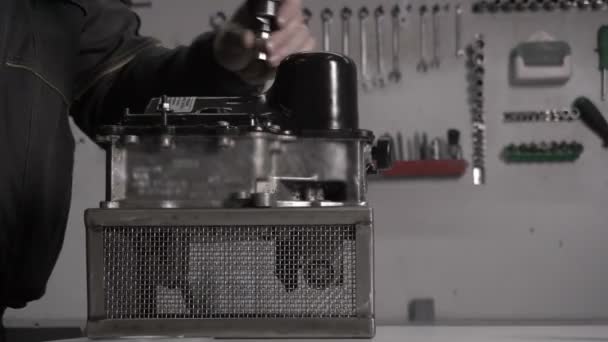 Mekanikern utför montering av en modern automatlåda Dsg, närbild, robotic — Stockvideo