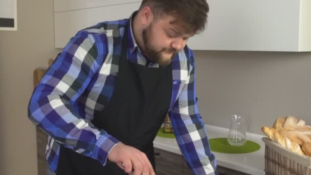 Bebaarde vet Kaukasische man schnitzels in een pan, thuis koken, slow motion, Duitse biefstuk bakken — Stockvideo