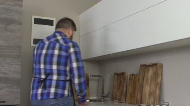 Önlük beyaz sakallı adam modern mutfak ellerini yıkar yemek, hijyen, yavaş Pt önce