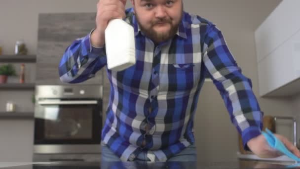 Fat caucasian man washes the stove in the modern kitchen, close-up, face, slow motion — Stock Video