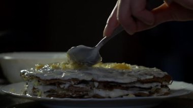 Kız hazırlar karaciğer bir pasta, yakın çekim, karaciğer bir tabak, mayonez smear kek katmanları, yağlı yiyecek, slo-mo
