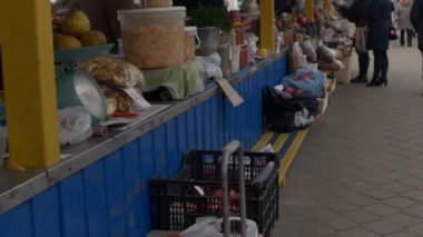 Bobruisk, Beyaz Rusya - 22 Kasım 2018 - gıda pazarı, yürüyüş insanlar ve meyve ve sebze, yavaş mo