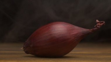 Tazelik ve duman, sebze, yavaş geliyor bir baş içinden siyah bir zemin üzerine mavi taze soğan