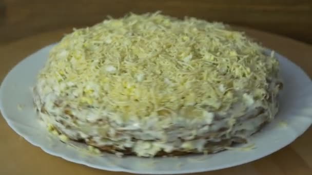 Ήπατος κέικ σε ένα ξύλινο υπόβαθρο, γκρο πλαν, ήπατος πιάτα, αργή κίνηση, μαγιονέζα — Αρχείο Βίντεο