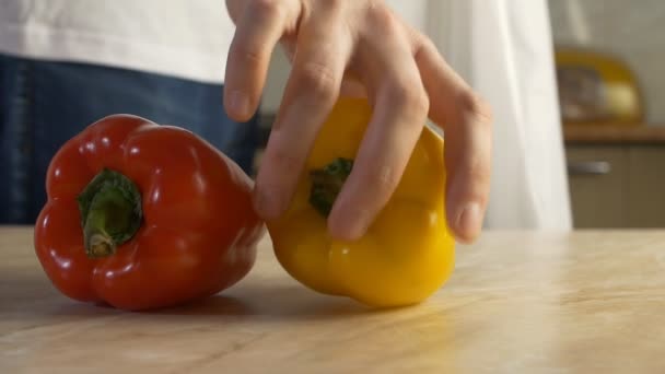 En man i köket shopping för paketet grönsaker, tomater, gurka och paprika, närbild, Slowmotion — Stockvideo