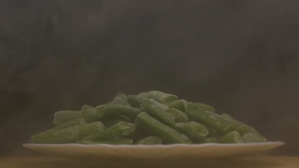 Polong kacang asparagus beku segar pada latar belakang hitam dari mana pukulan dingin dan segar, asap, close-up, gerak lambat — Stok Video