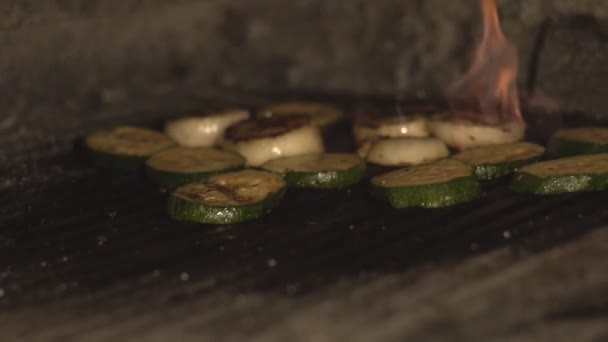 Gemüse auf Grill über Holzkohle oder im Ofen im Restaurant in Zeitlupe gebraten, Cafés Küche — Stockvideo