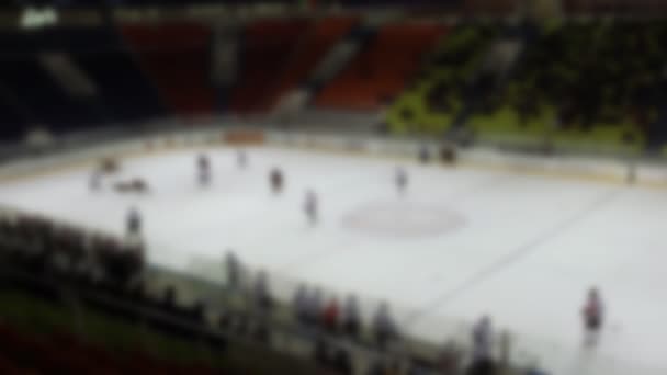 Una partita di hockey su una grande arena di ghiaccio, sfondo, rallentatore, offuscata, sport — Video Stock