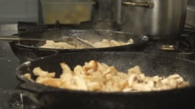 Mantar hangi buhar bir tavada kavrulmuş et geliyor, yakın çekim, gıda