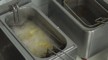Country-style, fast food, yavaş hareket hangi patatesler bir fritöz petrol kaynar
