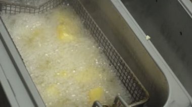 Kaynama ve yağ içinde patates kızartma ve rustik bir fast food Restoran, arka plan, yavaş mo kaynar