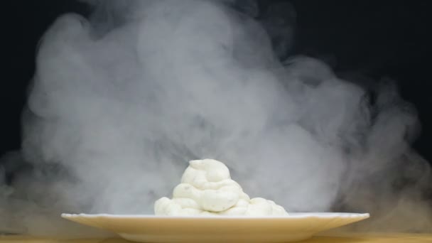 Sauce ou mayonnaise sur une assiette souffler par la fumée au ralenti — Video