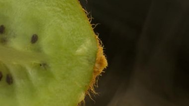 Sulu kivi meyve kesme ve duman, tazelik ve serinlik gelir kivi, yakın çekim, kopya alanı, 4k