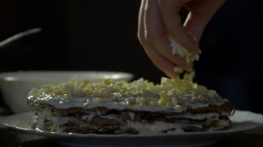 Bir kız bir karaciğer kek hazırlar ve haşlanmış bir yumurta bırakır karaciğer kek, yakın çekim, ağır çekim