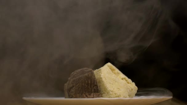 Piatto Con Cioccolato Bianco Nero Congelato Cui Evaporazione Freschezza Provengono — Video Stock