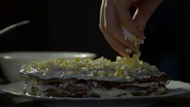 一个女孩准备一个肝脏蛋糕, 并在肝脏蛋糕上放置一个煮鸡蛋, 特写, 慢动作 — 图库视频影像