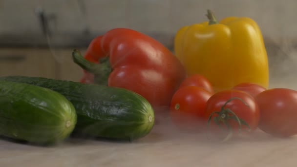 Φρέσκα Λαχανικά Βρίσκονται Στο Τραπέζι Στην Κουζίνα Από Οποίο Φυσά — Αρχείο Βίντεο