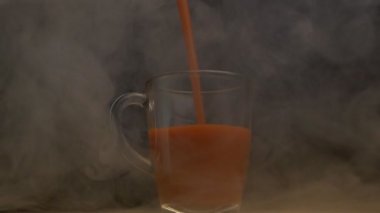 Taze domates döndüren bir kaba duman, siyah arka plana, ağır çekim, breeziness suyu dökülür