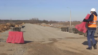 Alt yapım aşamasındadır, endüstriyel yolun bir özel blok girişi engeller