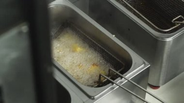 Ayçiçeği veya bitkisel yağ kaynar yavaş hareket, patates kızartması kafeler mutfakta yemek restoran Derin fritöz petrol kavrulmuş patates ve yüksek kalorili yağlı fast food slowmo için yeniden