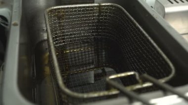 Petrol bir mutfak Restoran kafede sağlıksız koşullar ile yağlı kirli fritöz