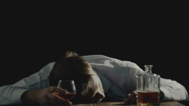 sarhoş adam alkol içki, alkolizm veya alkol kullanım bozukluğu kavramı cam ile uyku