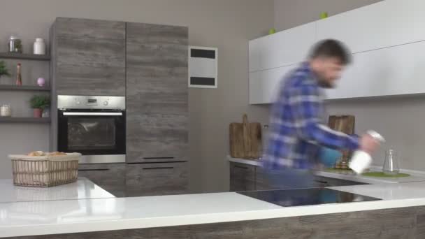 快乐的胖胖的白种人留着胡子在现代化的厨房里洗桌子 打扫房屋 时间流逝 — 图库视频影像