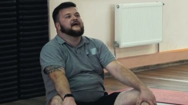 Şişman adam egzersizler fitness merkezi veya spor salonu sonra terli ve yorgun. Fiziksel gerizekalı sonra kalın obez adam. Kilolu erkek tarafından egzersiz kalori yaktı. Fatboy spor giyim büyük karın ile.