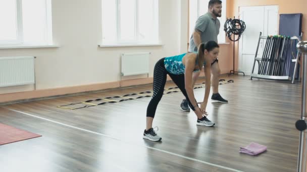 Nadwaga mężczyzn i kobiet trener z doskonałego ciała spalić kalorii przez trening. Trening personalny z athletic dziewczyna dla fatboy z duży brzuch w sportowej. Grubas, szkolenia z instruktorem Kobieta — Wideo stockowe