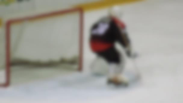 Le jeu de gardien de but de hockey protège la porte de l'attaque, flou, ralenti, arrière-plan — Video