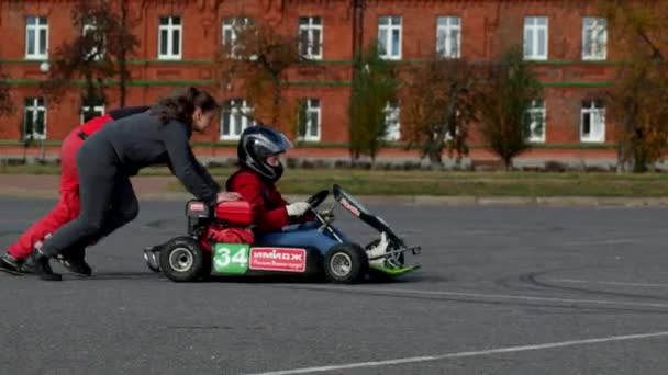 Bobruisk, Bělorusko – 21. října 2018: Závody na motokárách mezi mladými muži, závodní motokáry, 4k — Stock video