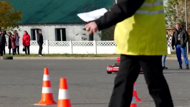 BOBRUISK, BELARUS - OUTUBRO 21, 2018: Competições de karting entre jovens por um tempo, corrida de karting, 4K, conquista — Vídeo de Stock