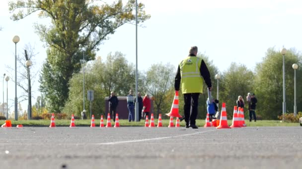 BOBRUISK, BELARUS - 21 OTTOBRE 2018: Competizioni sul karting tra giovani uomini per un certo tempo, karting da corsa, 4K — Video Stock