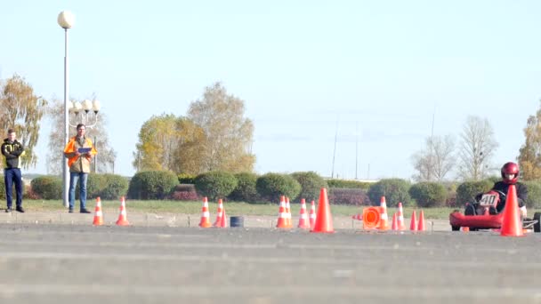 BOBRUISK, BELARUS - 21 DE OUTUBRO DE 2018: Competições de Karting, ciclistas de karting, 4K — Vídeo de Stock