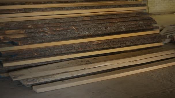 Taller de producción en el aserradero donde se realiza la carpintería y tablas de aserrar, banco de sierra eléctrica — Vídeos de Stock