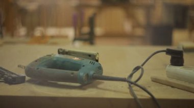Elektrikli testere ve ağaç işleme araçları işleme Atölyesi, kereste, endüstriyel ahşap masanın üzerinde yatan