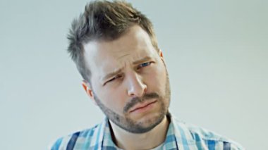 adam inanmazlıkla kamera, erkek şüpheler ve frowns, görünüyor değil inanıyorum gözleri düşük fiyat veya satış