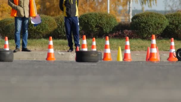 白俄罗斯波布鲁伊斯克 2018年10月21日 男孩之间的卡丁车比赛 卡丁车赛车慢跑 — 图库视频影像