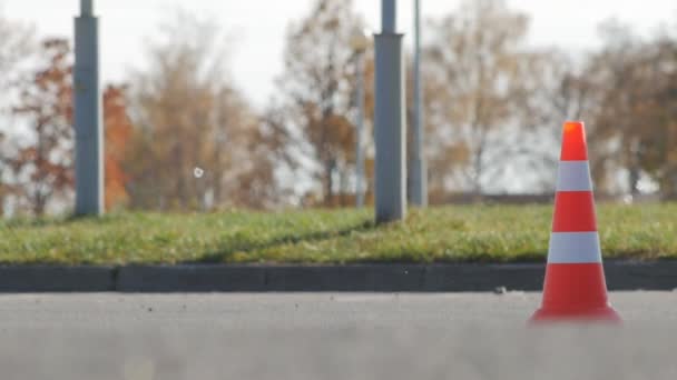 Bobruisk, Vitryssland - 21 oktober 2018: Karting tävlingar bland unga män, domaren markerar varvtiden vid målgång, långsamma-mo — Stockvideo