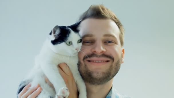 Felice uomo barbuto sorridente con gatto domestico in bianco e nero, emozione umana — Video Stock