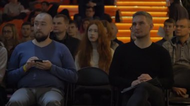 Kadın, yapay zeka ve insan arasındaki teknoloji optimizasyonundan bahsediyor, yazılım 1.0, robotik süreç otomasyonu, iş süreçleri, otomatik eğitim robotları uygulaması Minsk, Belarus 11.24.18