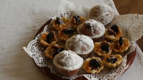 Doces festivos e cupcakes estão na mesa de férias, delicadeza — Vídeo de Stock