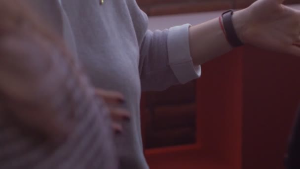 하이테크 파크 민스크, 벨로루시 11.24.18에에서 그의 손으로 한순간 여자 — 비디오
