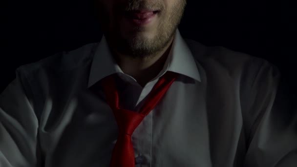 Bir sakallı bir adam cinsel dudaklarını yalıyor ve gösterir onun dilini, oral seks, yakın çekim, arka plan — Stok video